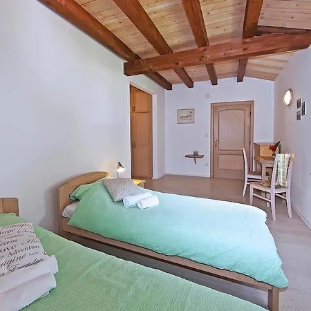 Gæstehus At Castle From Xvi Century Zamagna, Mali Bay