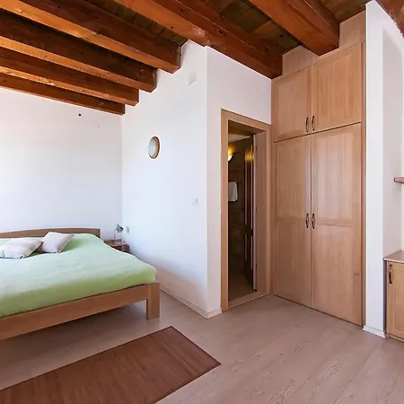 At Castle From Xvi Century Zamagna, Mali Bay 招待所