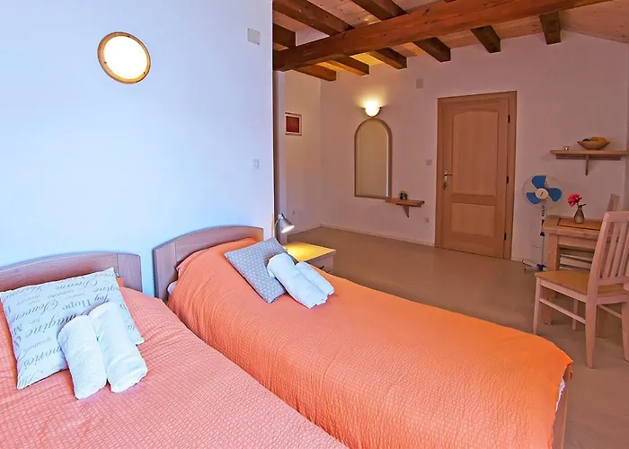 Gasthof At Castle From Xvi Century Zamagna, Mali Bay 3*