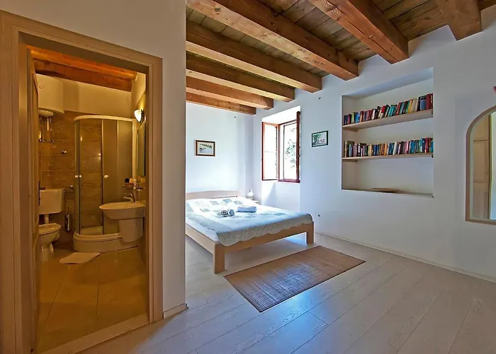 Gasthof At Castle From Xvi Century Zamagna, Mali Bay 3*