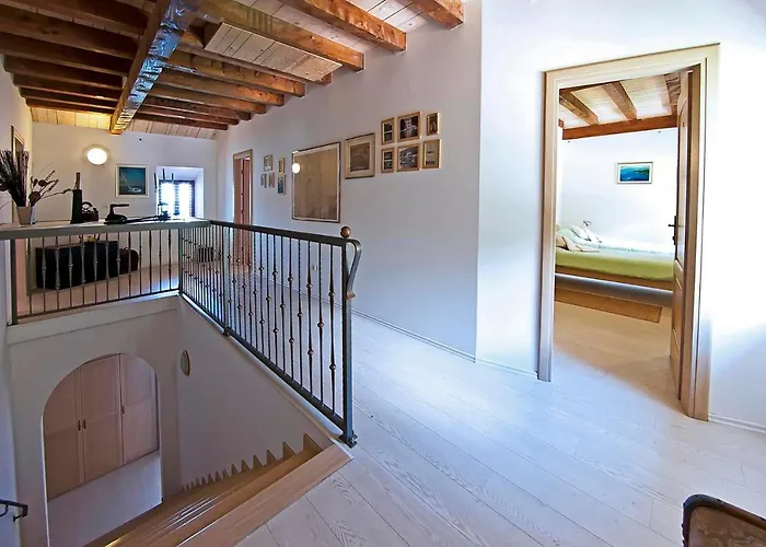 At Castle From Xvi Century Zamagna, Mali Bay Gasthof 3*