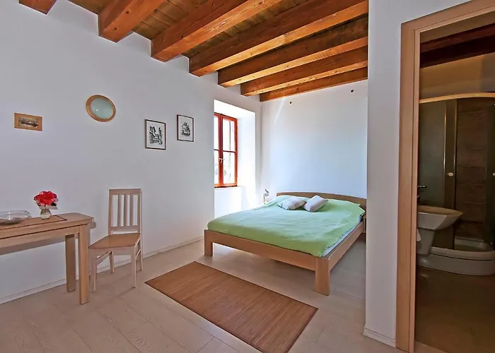 At Castle From Xvi Century Zamagna, Mali Bay Gasthof 3*